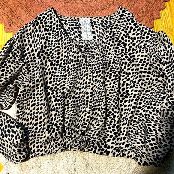 Sadie & Sage cheetah blouse sz M - Picture 2 of 2